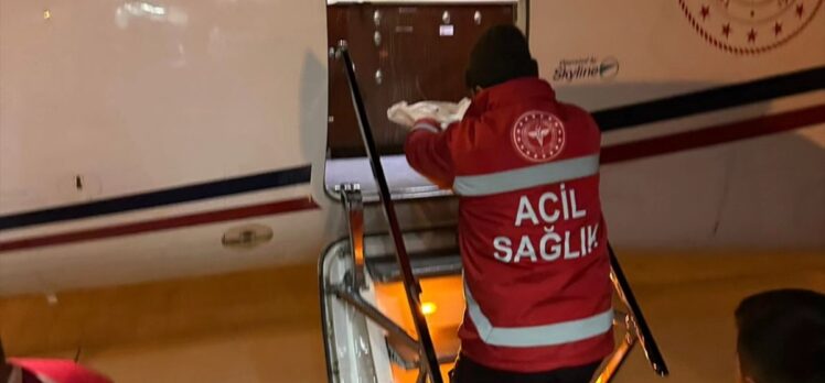 Van'da ambulans uçak 10 günlük bebek için havalandı