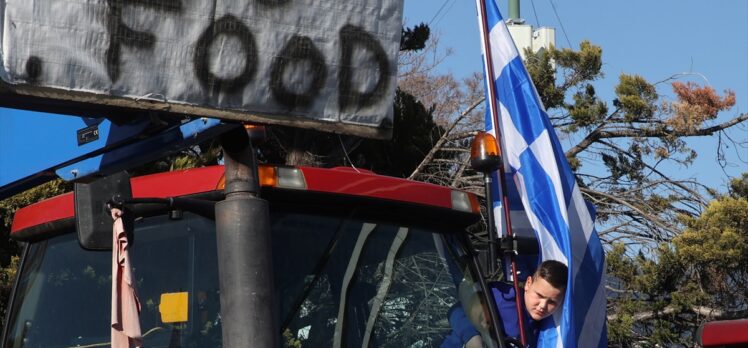 Yunanistan'da çiftçiler traktörleriyle eylem yaptı