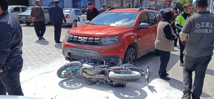 Adana'da motosikletin 2 otomobille çarpışması güvenlik kamerasında