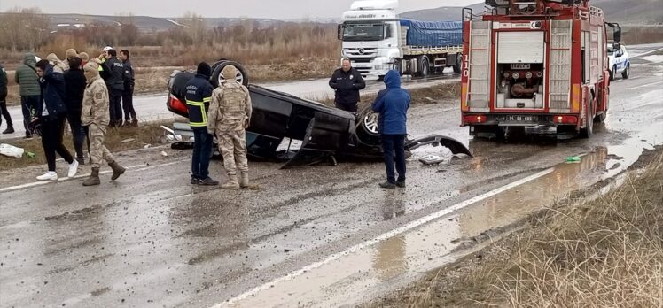 Ağrı'da takla atan otomobildeki 2 kişi yaralandı