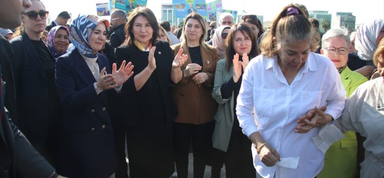 Aile ve Sosyal Hizmetler Bakanı Göktaş, Adana'da kadınlarla buluştu: