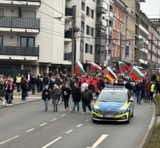 Almanya'da kundaklama sonucu çıkan yangında ölenler için yürüyüş ve anma töreni düzenlendi