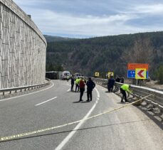 GÜNCELLEME – Çankırı'da tır otomobilin üzerine devrildi, 4 kişi öldü, 2'si polis 3 kişi yaralandı