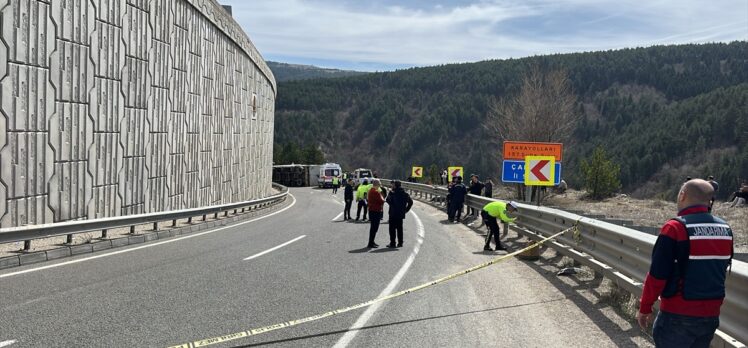 GÜNCELLEME – Çankırı'da tır otomobilin üzerine devrildi, 4 kişi öldü, 2'si polis 3 kişi yaralandı