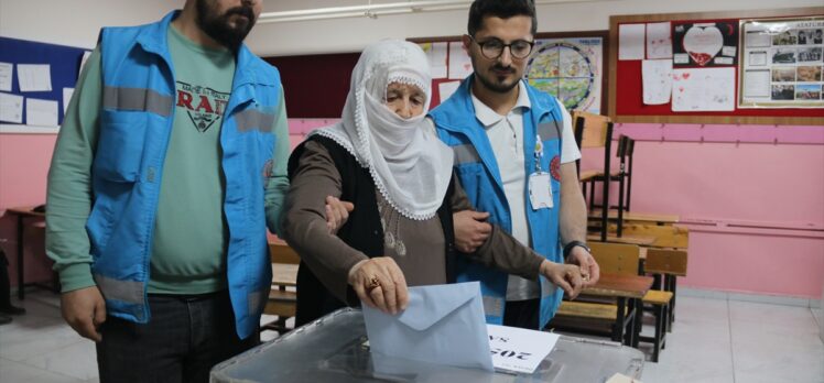 Diyarbakır'da engelli ve hasta seçmenler ekiplerin yardımıyla oy kullandı