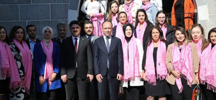 Diyarbakır'da kadın kursiyerler ürettikleri ipek şalları kanser taraması yapan kadın sağlık çalışanlarına hediye etti