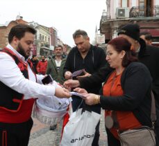 Edirne'de vatandaşlara komşu Bulgaristan'da bahar geleneği olan “marteniçka” bilekliği dağıtıldı