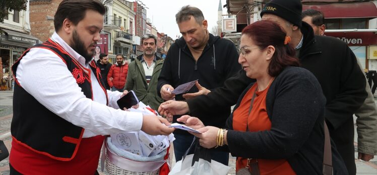 Edirne'de vatandaşlara komşu Bulgaristan'da bahar geleneği olan “marteniçka” bilekliği dağıtıldı