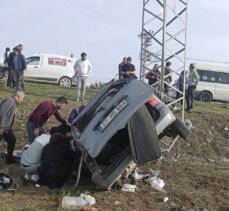 Elazığ'da devrildikten sonra elektrik direğine çarpan otomobildeki 5 kişi yaralandı