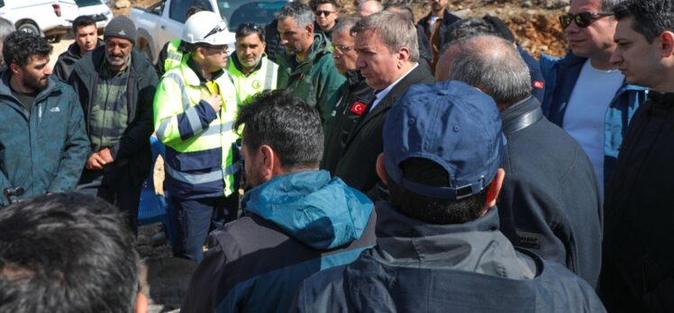 Erzincan Valisi Aydoğdu, maden ocağında toprak altında kalan işçilerin aileleriyle görüştü