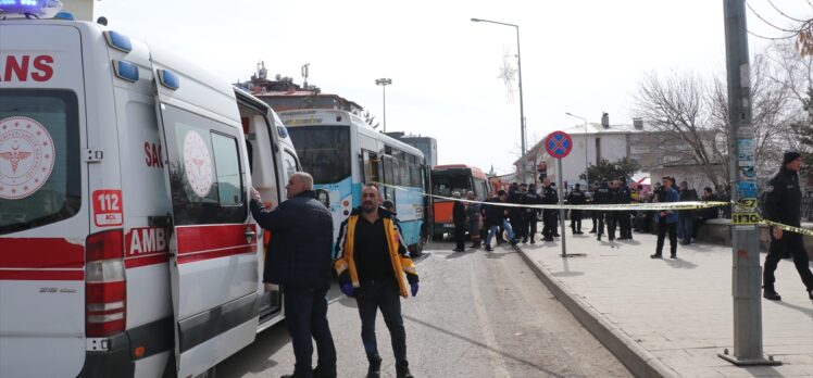 Erzurum'da halk otobüsü, minibüs ve otomobilin karıştığı kazada 14 kişi yaralandı