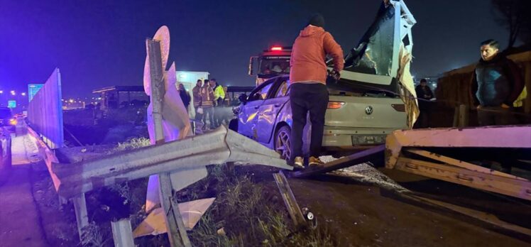 Gaziosmanpaşa'da bariyerlere çarpan otomobilin sürücüsü ağır yaralandı