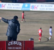 Hak mahrumiyeti cezası bulunan başkan maçı izlemek için yük asansörü kiraladı