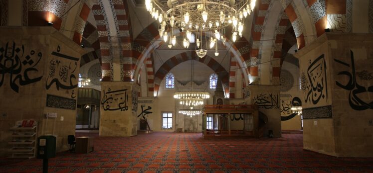 Hat yazılarıyla bir şaheser: Edirne Eski Cami