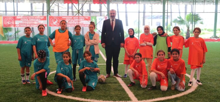 Hatay'da depremzede kız çocukları arasında düzenlenen futbol turnuvası başladı