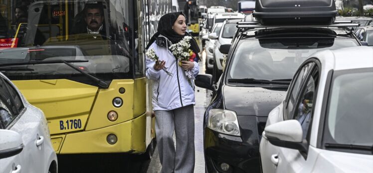 İstanbul'da trafikte bekleyenlere bando sürprizi