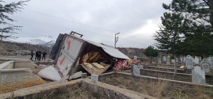 Kayseri'de mezarlığa devrilen tırın sürücüsü yaralandı