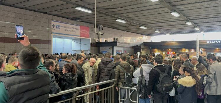 Mecidiyeköy metrobüs durağında yürüyen merdiven arızası sonucu 3 kişi yaralandı