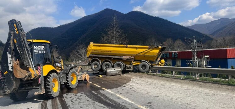 Sakarya'da bariyere çarpan tır ulaşımı aksattı