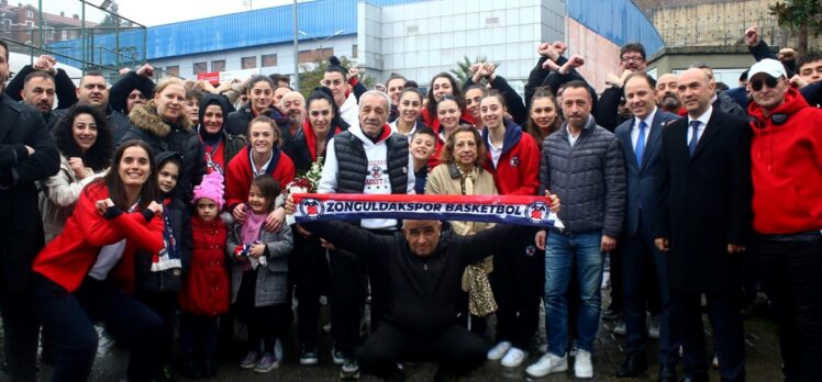 TKBL'de şampiyonluğu garantileyen Zonguldak Spor Basket 67 kentte coşkuyla karşılandı