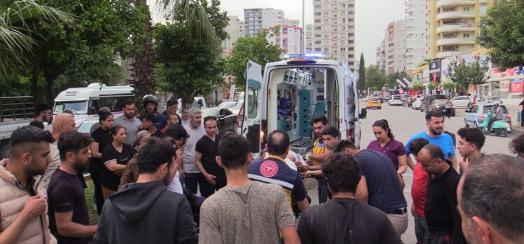 Adana'da refüje çarpan motosikletteki 2 kişi yaralandı