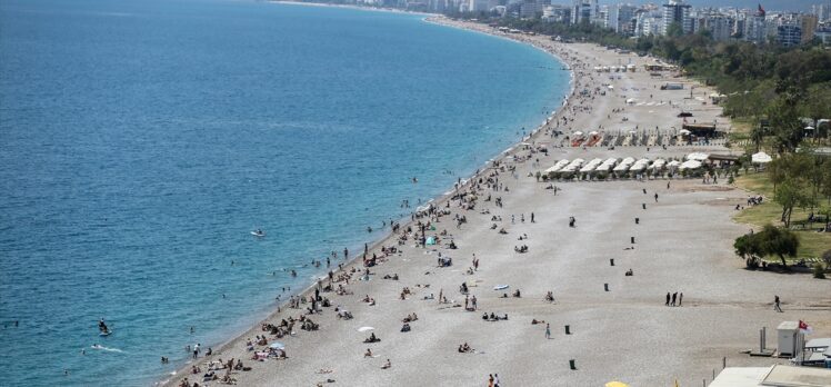 Antalya sahillerinde bayram tatili yoğunluğu yaşanıyor