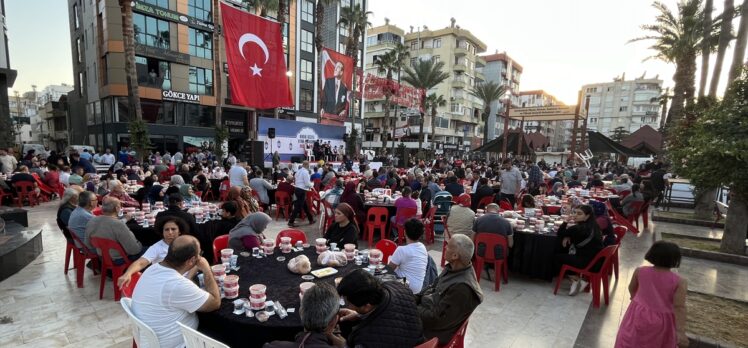 Antalya'da Kadir Gecesi iftar yemeği geleneği çeyrek asırdır devam ediyor