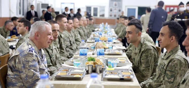 Bakan Güler, ramazanın son iftarını Şanlıurfa'da Mehmetçikle yaptı