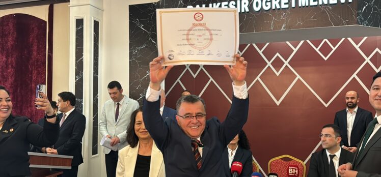 Balıkesir Büyükşehir Belediye Başkanı Ahmet Akın mazbatasını aldı