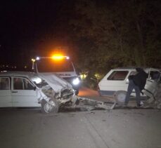 Burdur'da iki otomobilin çarpışması sonucu 4 kişi yaralandı