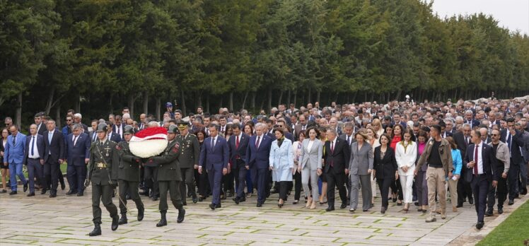 CHP heyeti Anıtkabir'i ziyaret etti