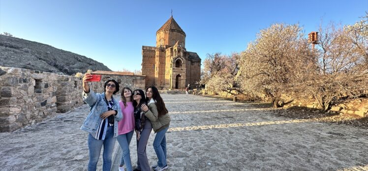 Çiçek açan badem ağaçları Akdamar Adası'nı renklendirdi