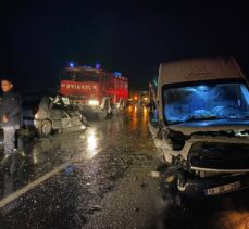 Çorum'da trafik kazasında anne ve kızı öldü, 3 kişi yaralandı