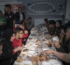 Down sendromlu milli sporcular iftar çadırında yemek servisi yaptı