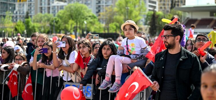 Dünyanın dört bir yanından gelen çocuklar dans gösterisi sundu