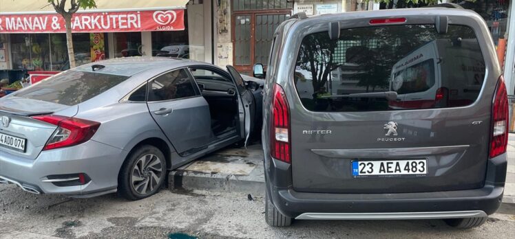 Elazığ'da annesini hastaneye yetiştirmeye çalışırken kaza yapan sürücü yaralandı