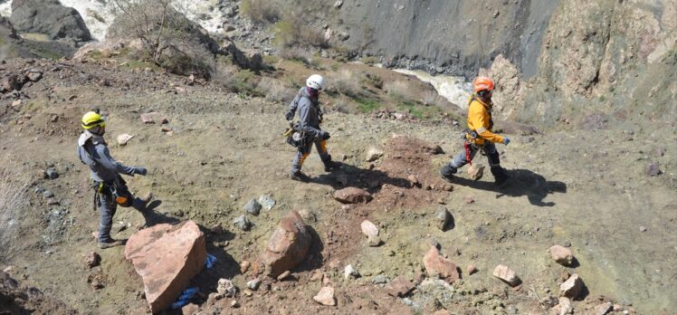 Hakkari'de dağcılar heyelan sonrası tehlike oluşturan kayaları düşürüyor