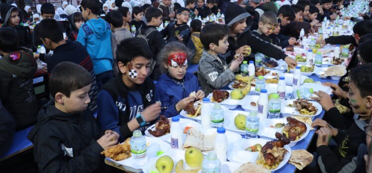 İHH, Suriye'de 60 bin kişiye iftar verdi