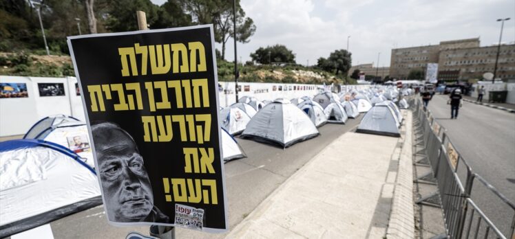 İsrail Meclisi önünde toplanan protestocular, esir takası ve hükümetin istifası çağrısı yaptı
