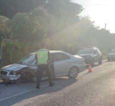 İzmir'de iki otomobilin çarpışması sonucu 4 kişi yaralandı