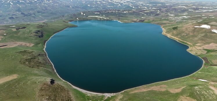 Kars'ta 2 bin 300 rakımdaki Aygır Gölü'nde buzlar çözüldü