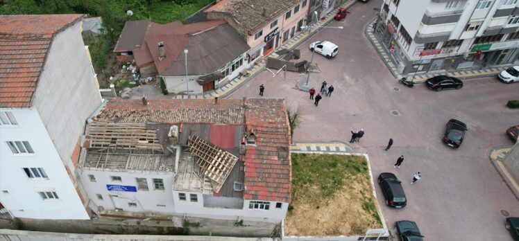 GÜNCELLEME – Kastamonu'da kuvvetli rüzgar nedeniyle binaların çatısı uçtu, ağaçlar devrildi