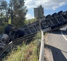 Kocaeli'de devrilen tırın sürücüsü yaralandı