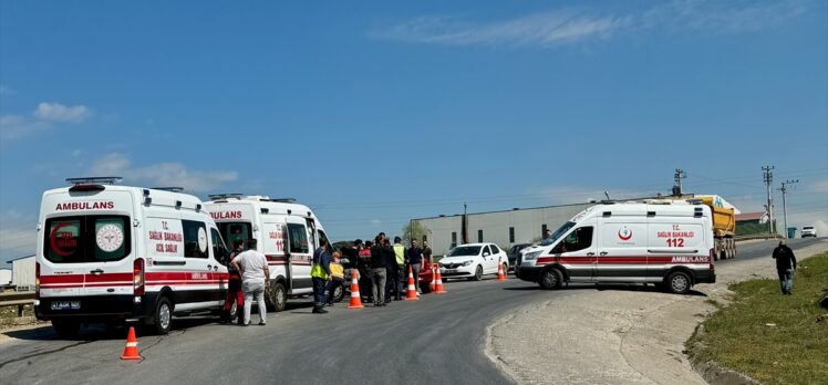 Kocaeli'de iki otomobilin çarpıştığı kazada 5 kişi yaralandı