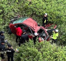 Kocaeli'de istinat duvarından düşen otomobildeki 5 kişi yaralandı