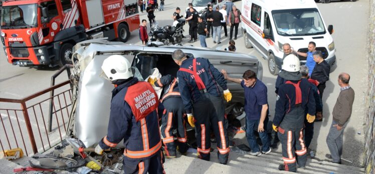 Malatya'da istinat duvarına çarpıp okul bahçesine düşen aracın sürücüsü yaralandı