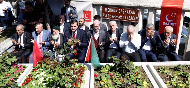 Saadet Partisi, eski başbakanlardan Erbakan'ın kabri başında bayramlaştı