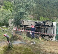 Sakarya'da üniversite öğrencilerini taşıyan midibüsün şarampole devrildiği kazada 12 kişi yaralandı