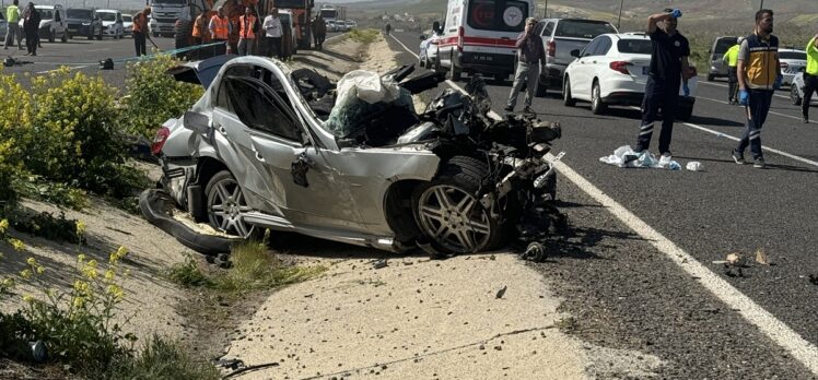 Şanlıurfa’da kamyonla çarpışan otomobildeki anne, baba ve 2 çocuğu öldü