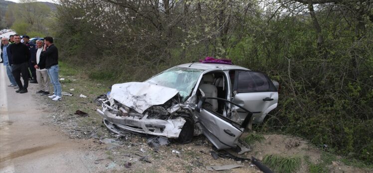 Tokat'ta iki otomobilin çarpıştığı kazada 1 kişi öldü, 8 kişi yaralandı